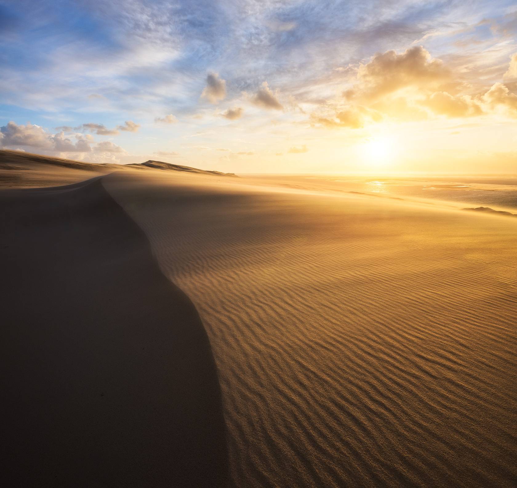 Panoramique du coucher de soleil sur la Dune du Pilat vierge de toute trace